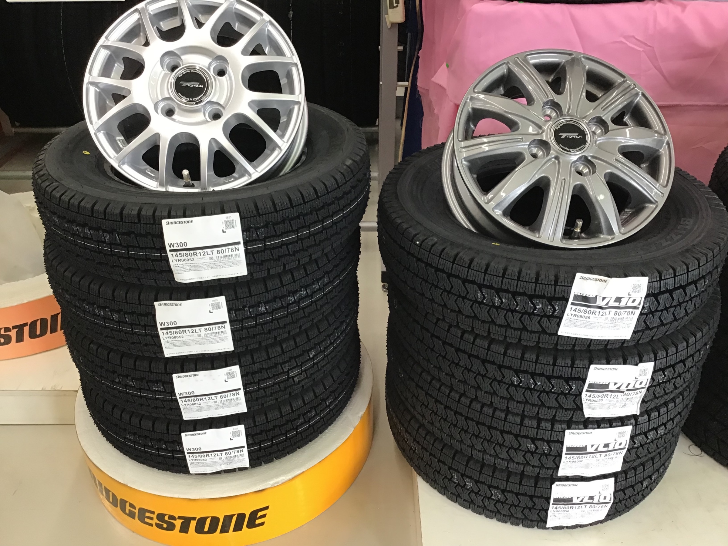 引取り限定　ちょっと前の軽自動車や軽トラック、軽バンに使えるスタッドレスタイヤ Amazon | 【軽トラック・軽バン用】【アルミ付スタッドレスタイヤ4本
