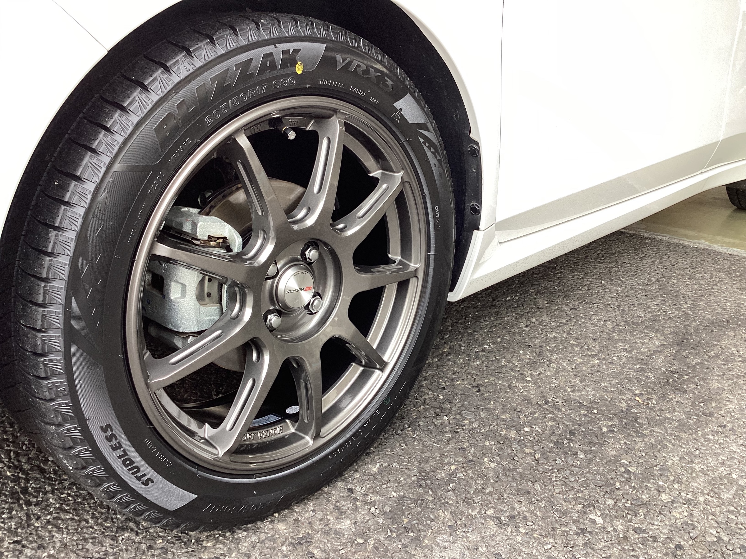 日産オーラ 【ブリザックVRX3】ホイールセットお取り付け | 店舗お