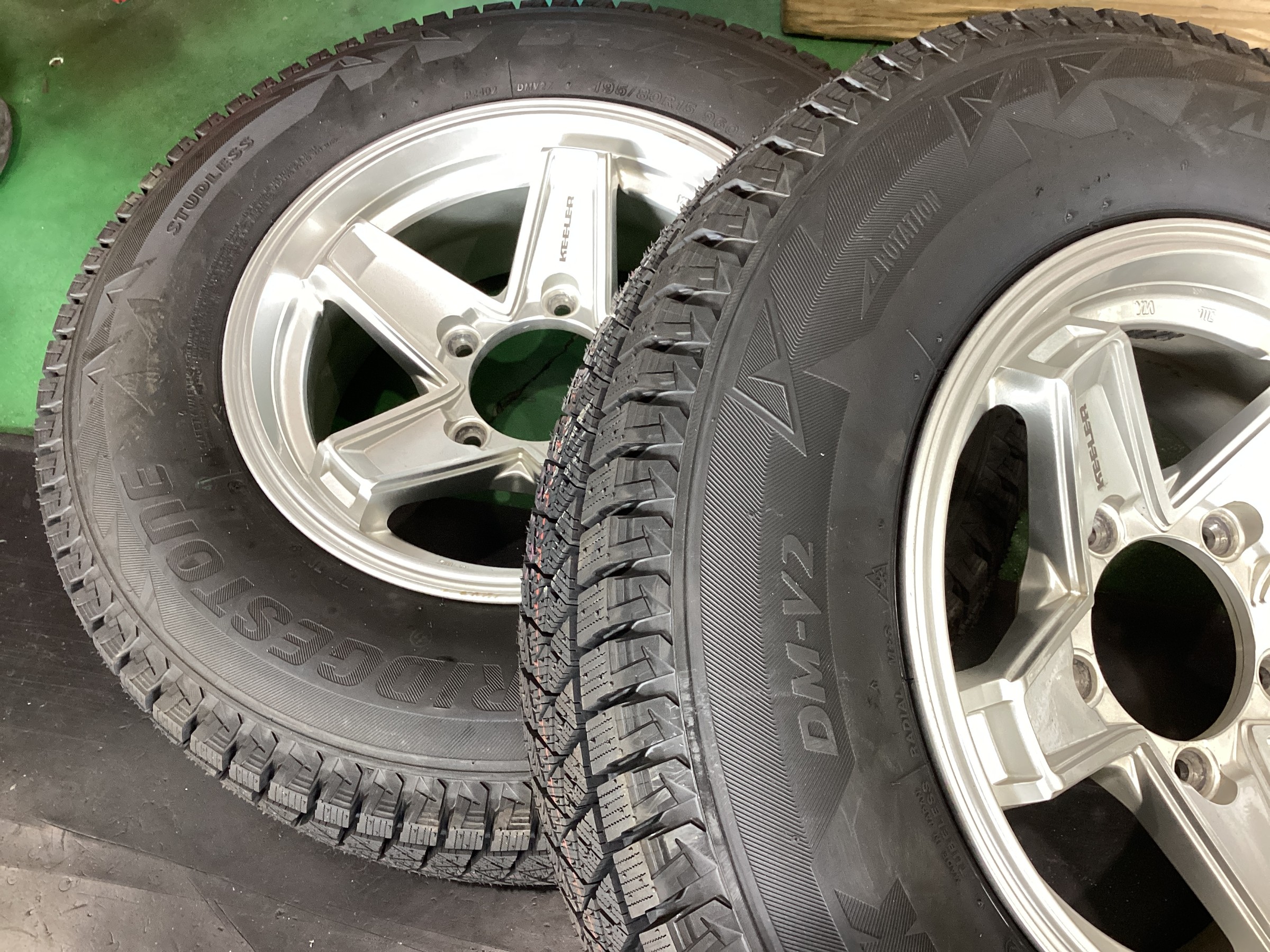 ジムニーシエラで使用 ブリザック DM-V2 タイヤ 15x6.5J 5スポーク ジムニーシエラで使用 ブリザック DM-V2 タイヤ 15x6.5J 5スポーク