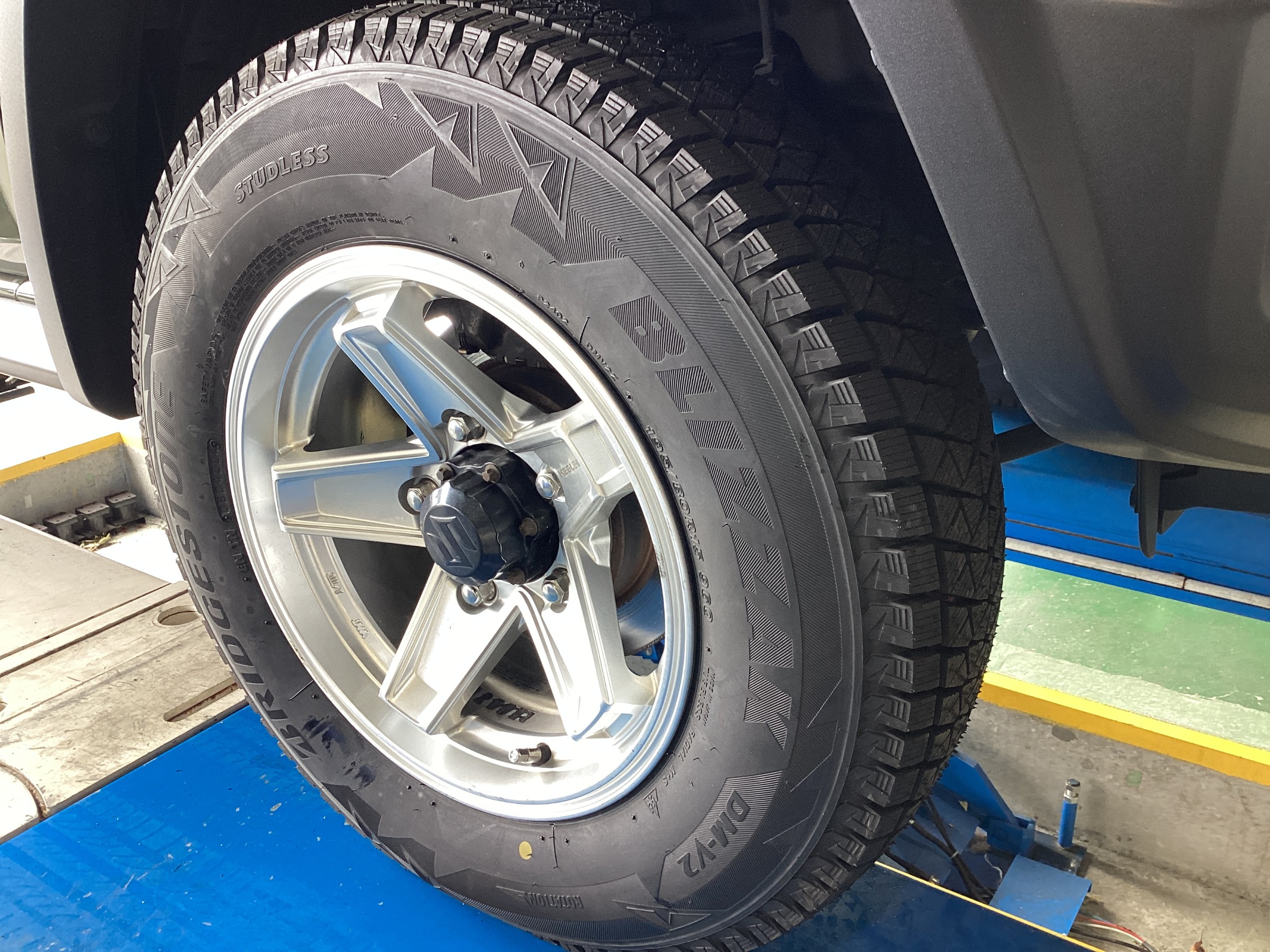 ジムニーシエラで使用 ブリザック DM-V2 タイヤ 15x6.5J 5スポーク ジムニーシエラで使用 ブリザック DM-V2 タイヤ 15x6.5J 5スポーク