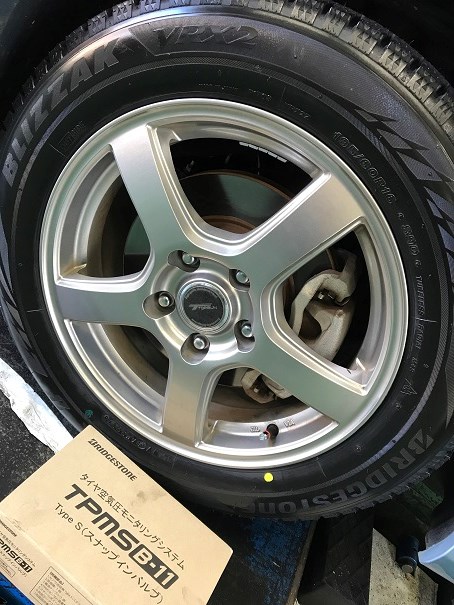 スタッドレスタイヤに空気圧モニタリングシステム取付 日産 セレナ タイヤ タイヤ ホイール関連 タイヤ ホイール交換 サービス事例 タイヤ館 花見川 千葉県のタイヤ カー用品ショップ タイヤからはじまる トータルカーメンテナンス タイヤ館グループ