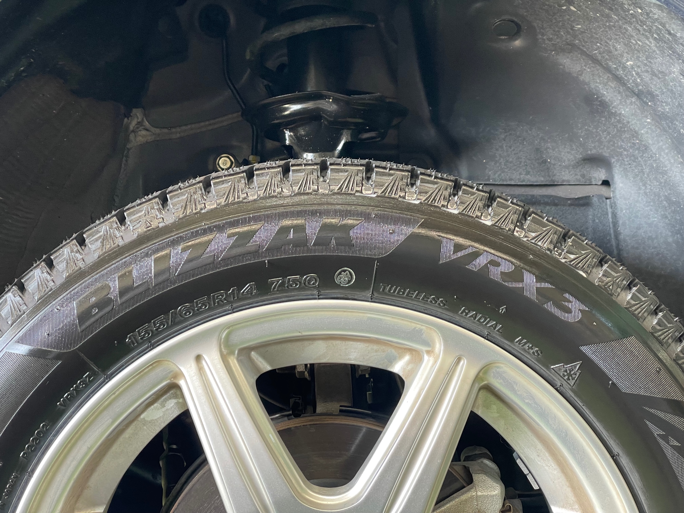 タイヤ館土山 ホンダ N-BOXカスタム JF5　スタッドレスタイヤ交換〈VRX3装着〉