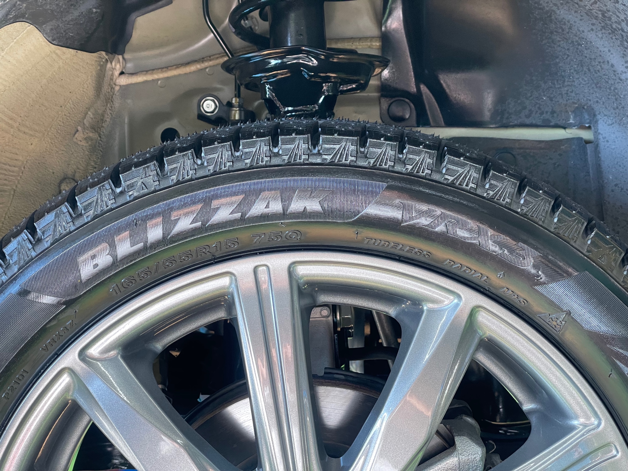 タイヤ館土山　ホンダ N-ONE RS JG3　スタッドレスタイヤ交換〈VRX3装着〉