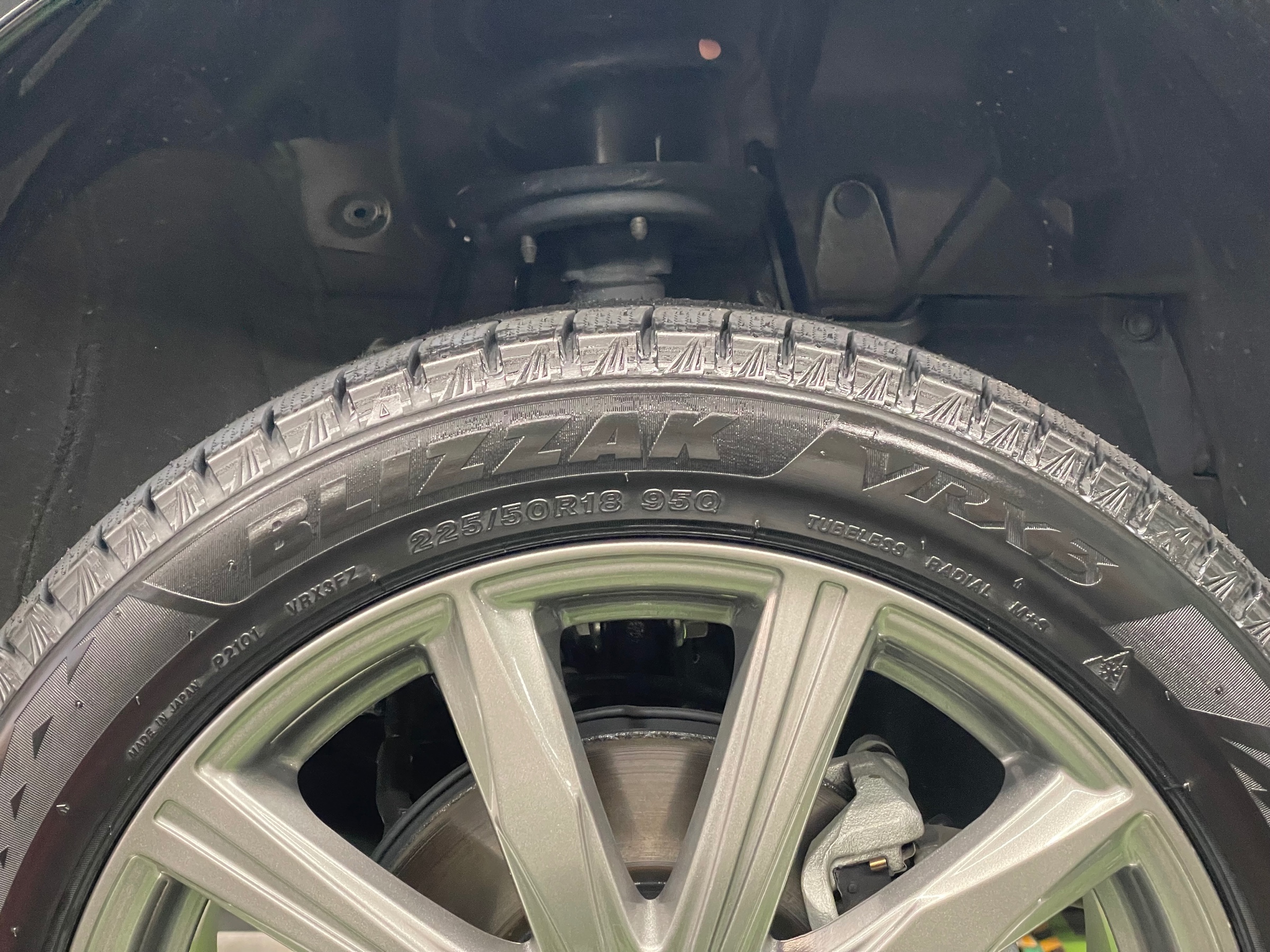 タイヤ館土山　ホンダ　ヴェゼル RV5　スタッドレスタイヤ交換〈VRX3装着〉