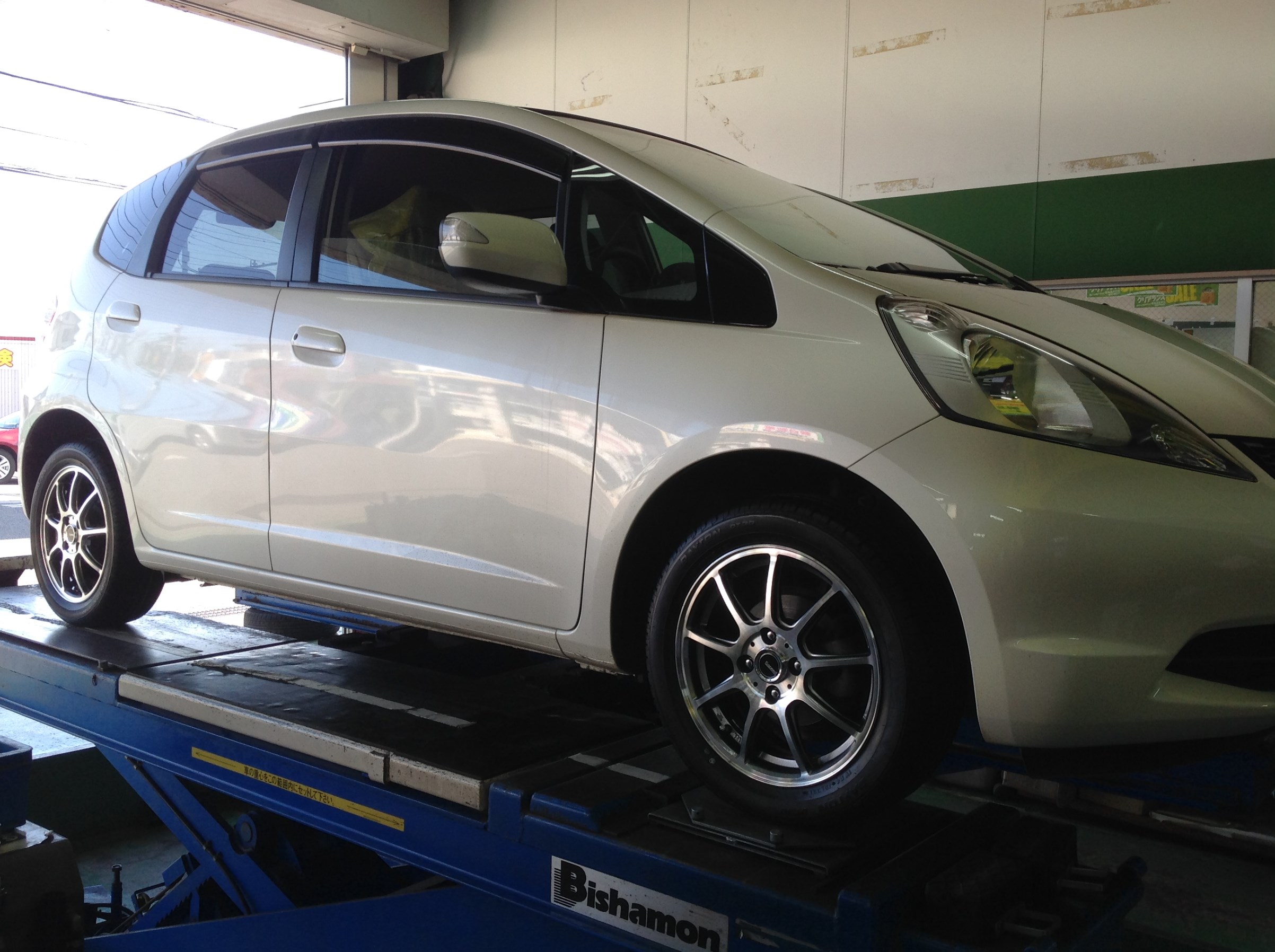 ホンダ ｆｉｔ ｇｅ６ にタイヤ アルミホイールセット取り付けとアライメント ホンダ フィット タイヤ タイヤ ホイール関連 タイヤ ホイール交換 サービス事例 タイヤ館 東船橋 千葉県のタイヤ カー用品ショップ タイヤからはじまる トータルカー