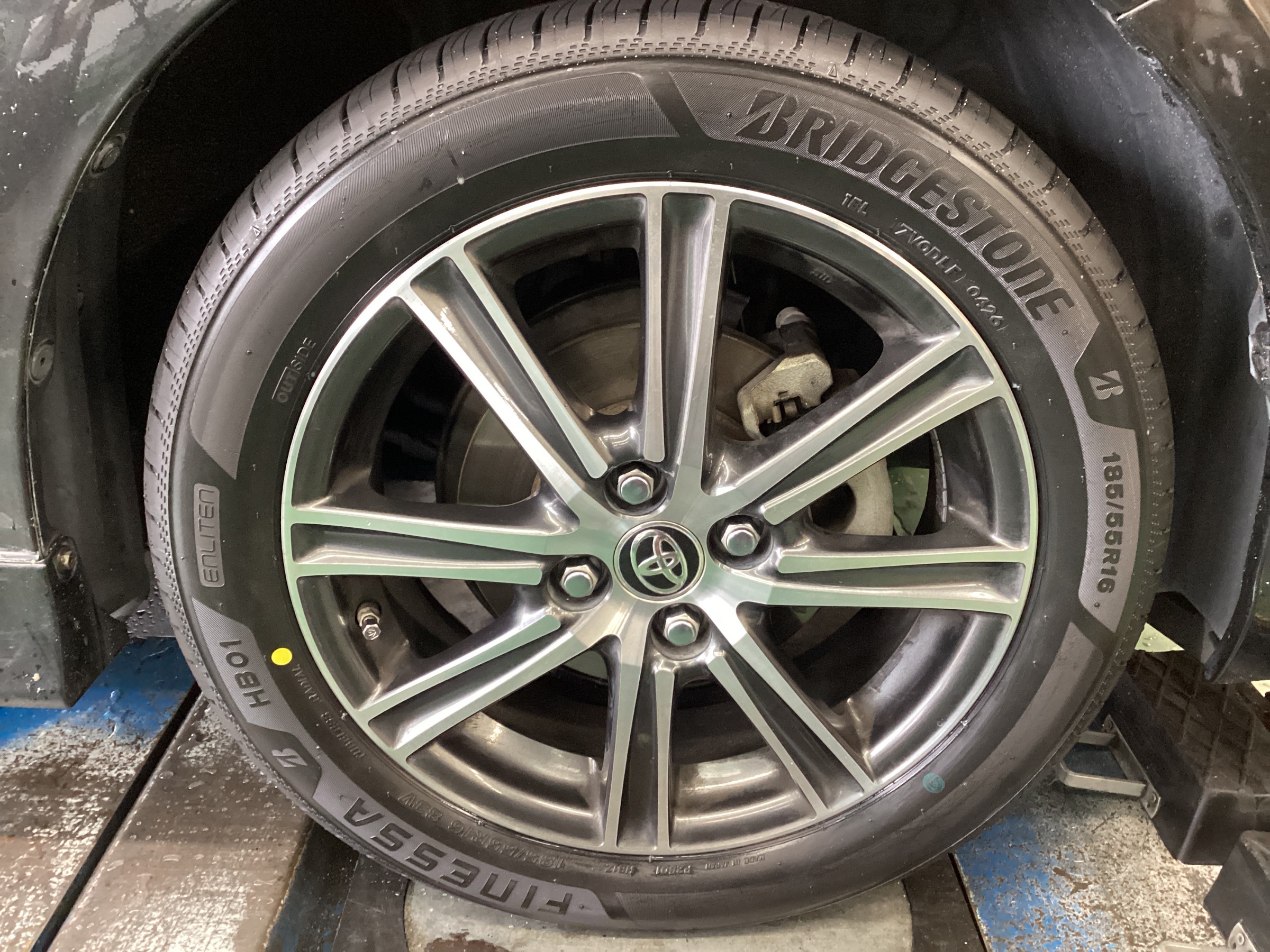 185/55R16　カローラフィールダー ☆カローラフィールダーに「FINESSA 185/55R16」を装着！☆ | 店舗お