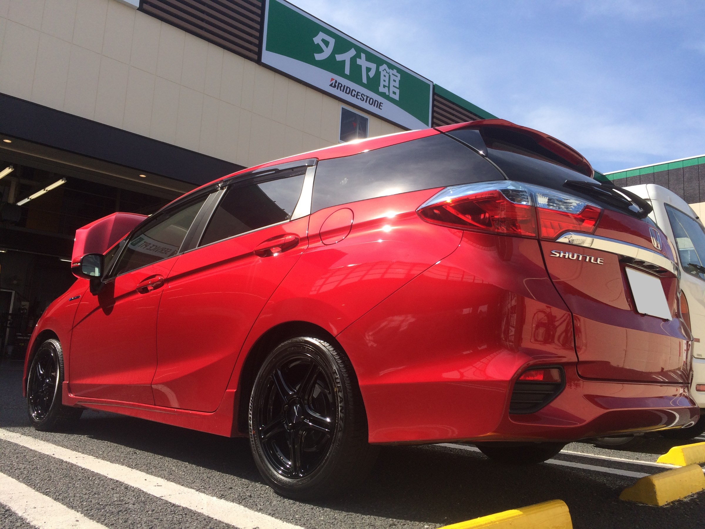シャトル ホイール取り付け ホンダ シャトル ホイール タイヤ ホイール関連 タイヤ ホイール交換 サービス事例 タイヤ館 関越練馬 東京都のタイヤ カー用品ショップ タイヤからはじまる トータルカーメンテナンス タイヤ館グループ