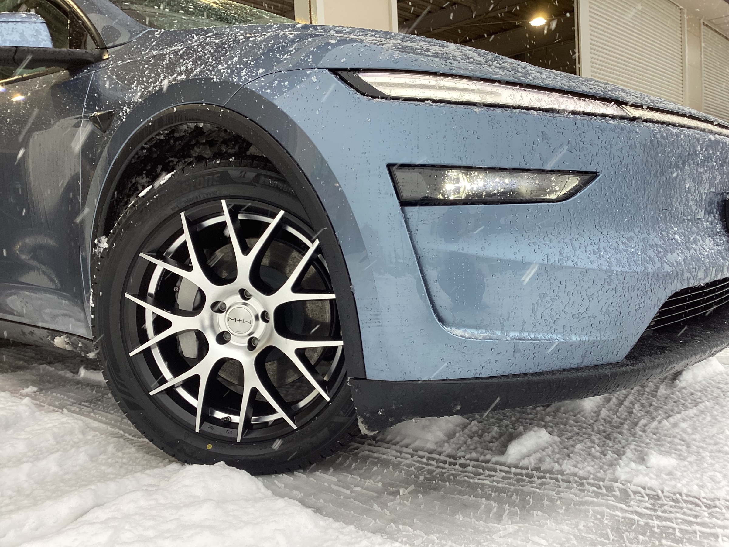 テスラ モデルY【255/45R19】ブリザックWZ-1装着！ | 店舗おススメ情報