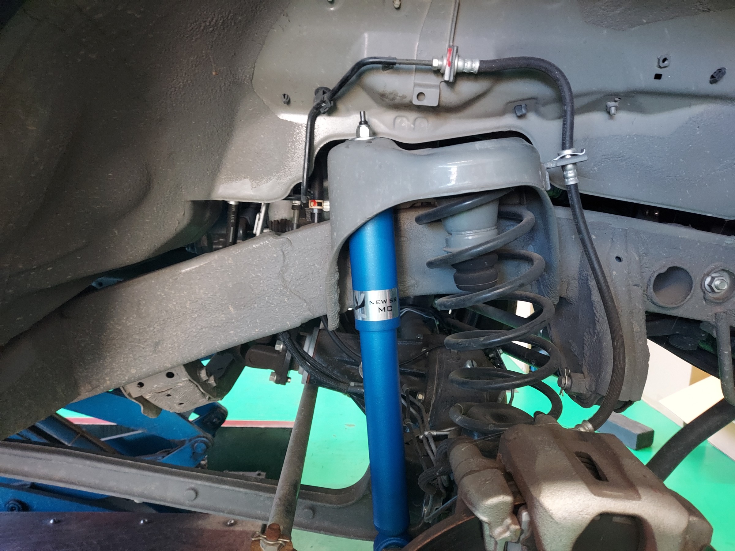 【値下げしました】KYB NEW SR MCショック【ジムニー】 KYB カヤバ ショックアブソーバー NEW SR MC 1台分 ジムニー ジムニー
