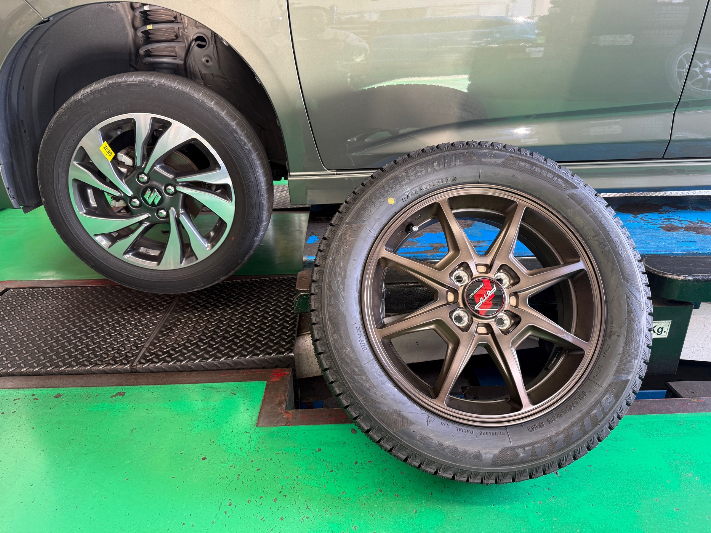 決まりました。　ソリオ　スタッドレス付ホイール４本セット ブリザック VRX2 165/65R15 スタッグ 15×4.5J ガンメタ タフト ソリオ