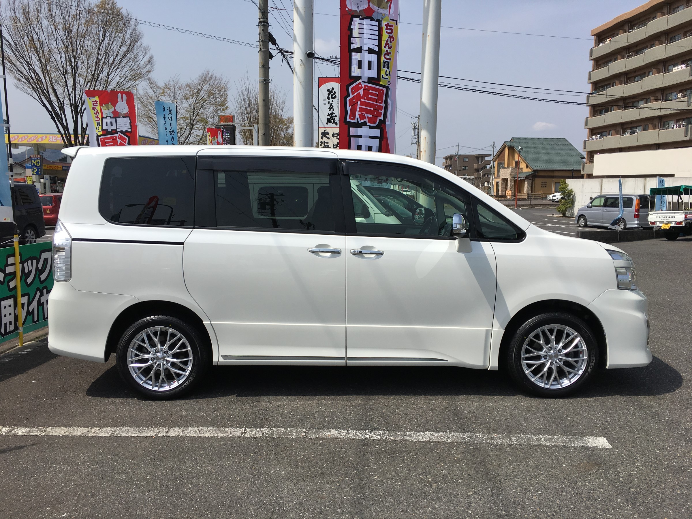 ７０系ヴォクシーにレオニスmx 17インチ トヨタ ヴォクシー スタッフ日記 タイヤ館 可児店 岐阜県のタイヤ カー用品ショップ タイヤからはじまる トータルカーメンテナンス タイヤ館グループ