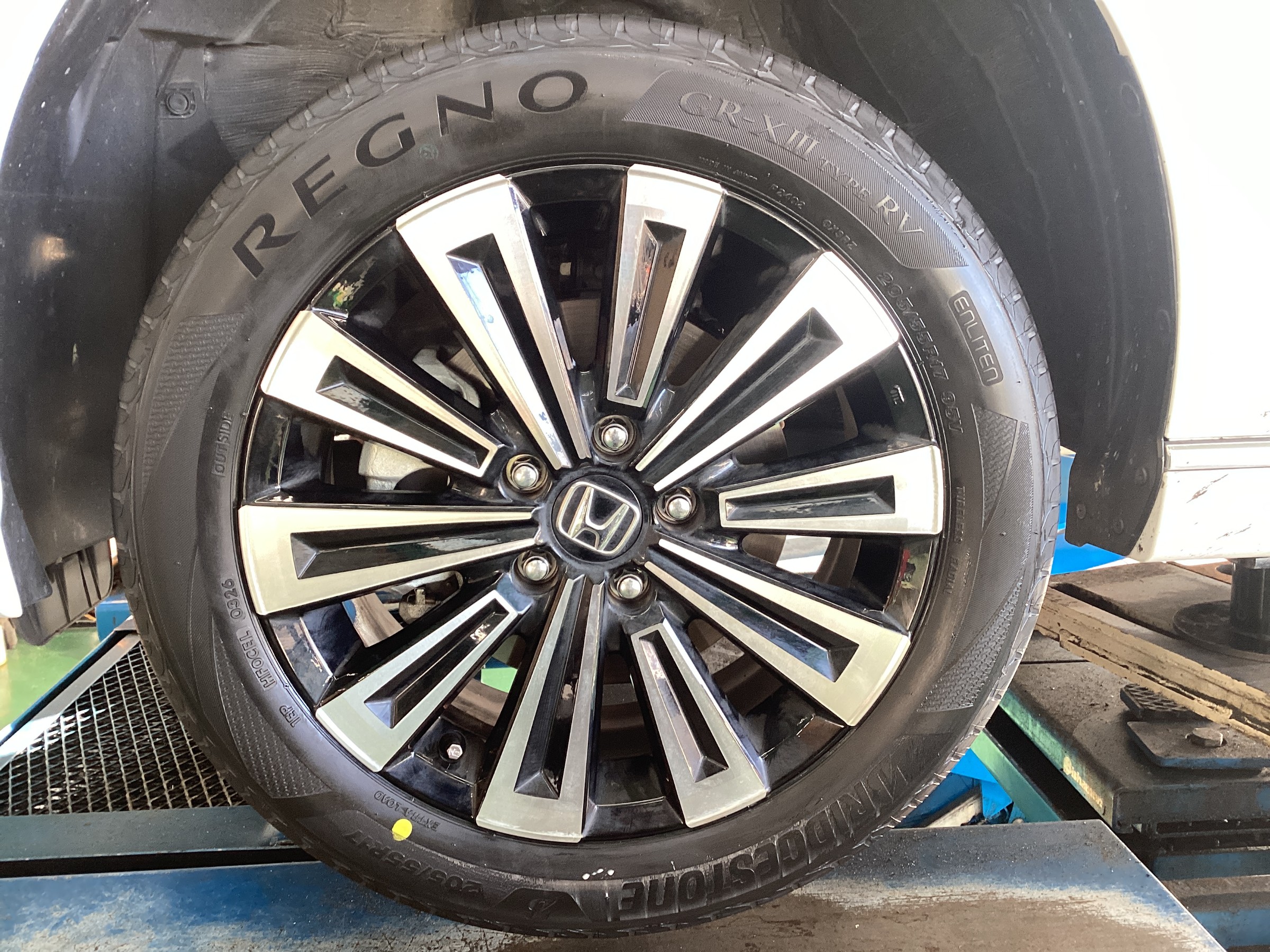 ☆ステップワゴン に「レグノ GR-XⅢ TYPE RV 205/55R17」を装着