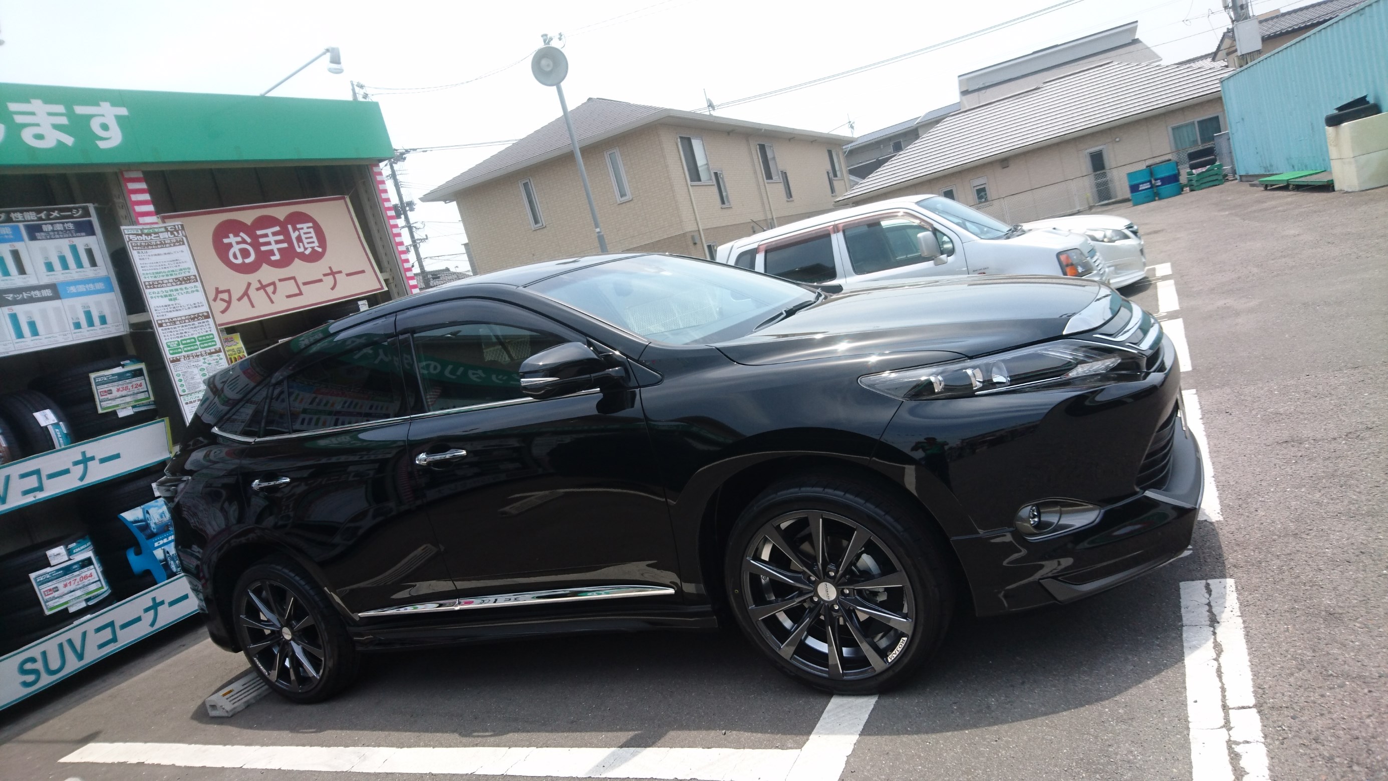 現行ハリアーのタイヤホイール交換 トヨタ ハリアー ホイール タイヤ ホイール関連 タイヤ ホイール交換 サービス事例 タイヤ館 古国府 タイヤからはじまる トータルカーメンテナンス タイヤ館グループ