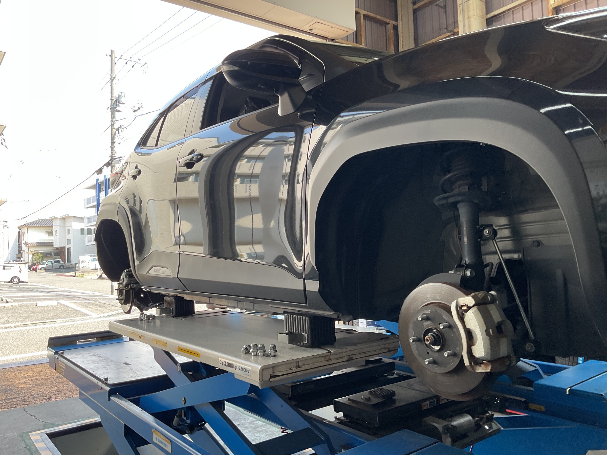 ヤリスクロス タイヤ交換 215/50R18 アライメント調整も一緒に | 店舗