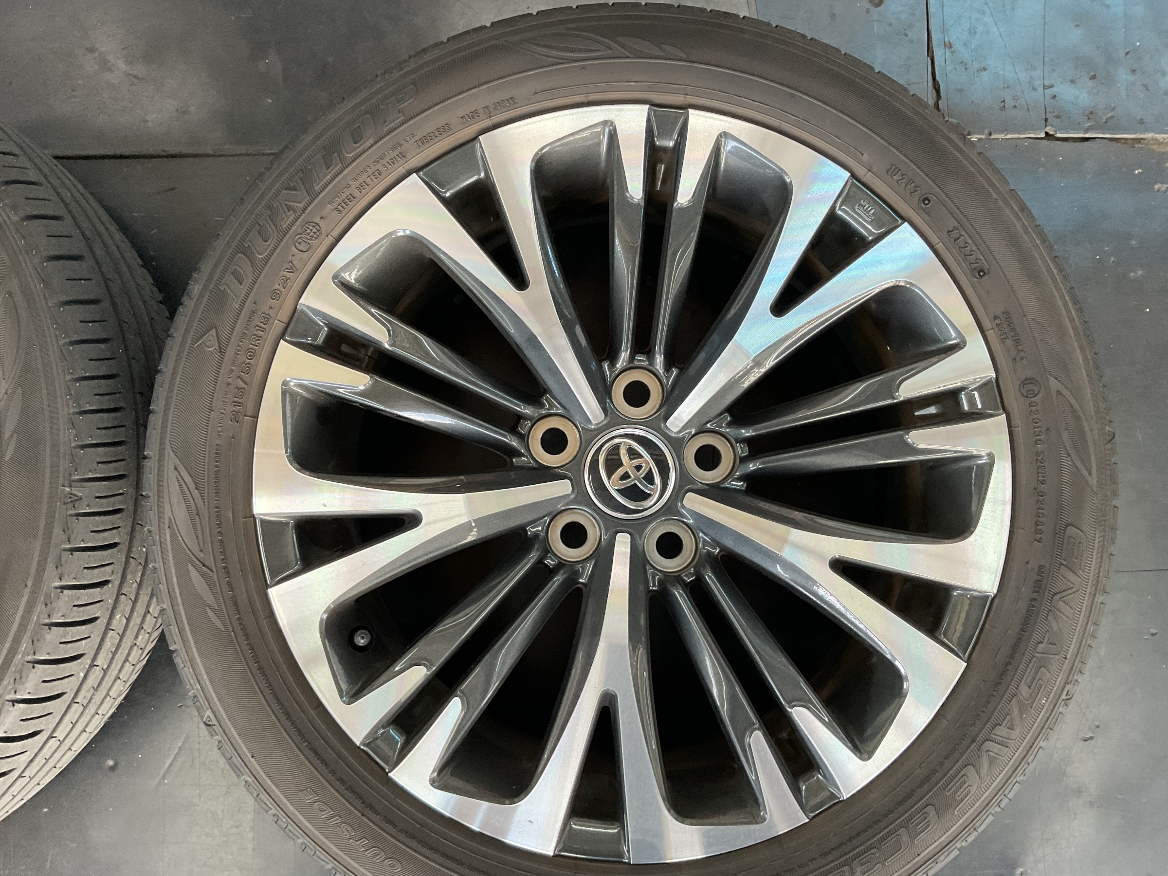 ヤリスクロス タイヤ交換 215/50R18 アライメント調整も一緒に | 店舗