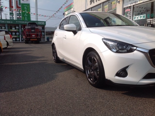 店頭にてスタッフ撮影