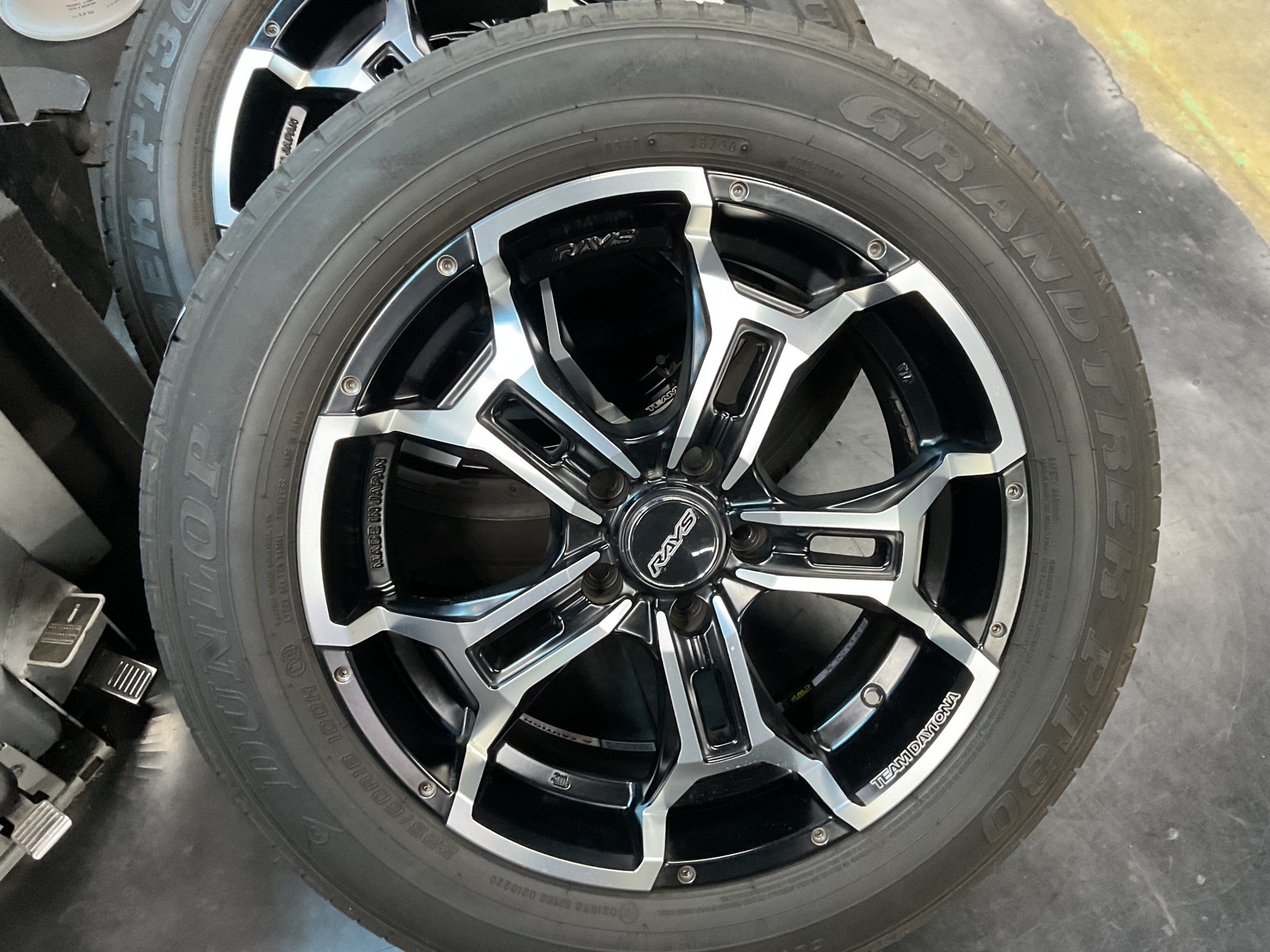 RAV4 タイヤ交換 225/60R18 アライメント調整も一緒に | 店舗おススメ