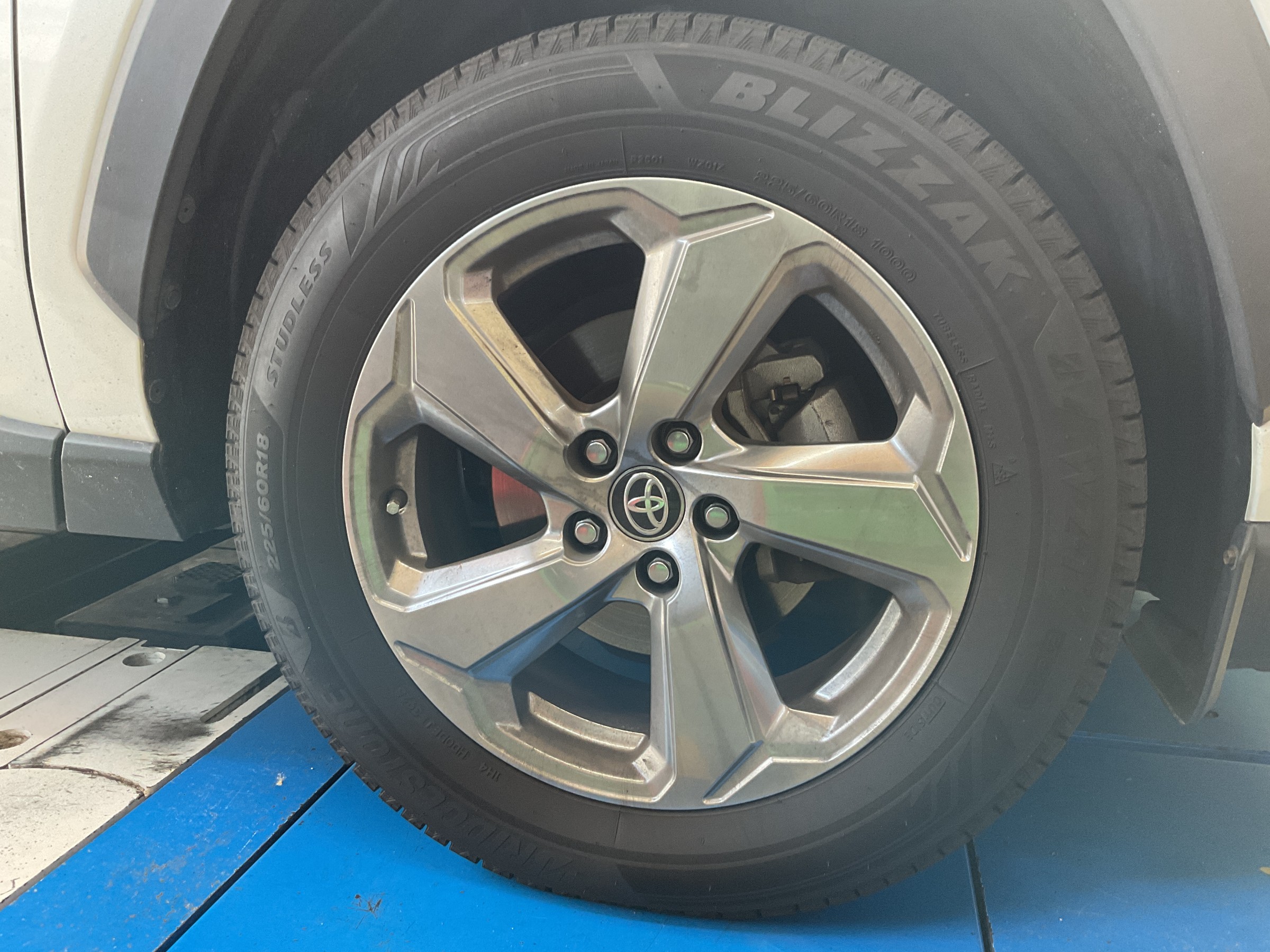 RAV4 タイヤ交換 225/60R18 アライメント調整も一緒に | 店舗おススメ