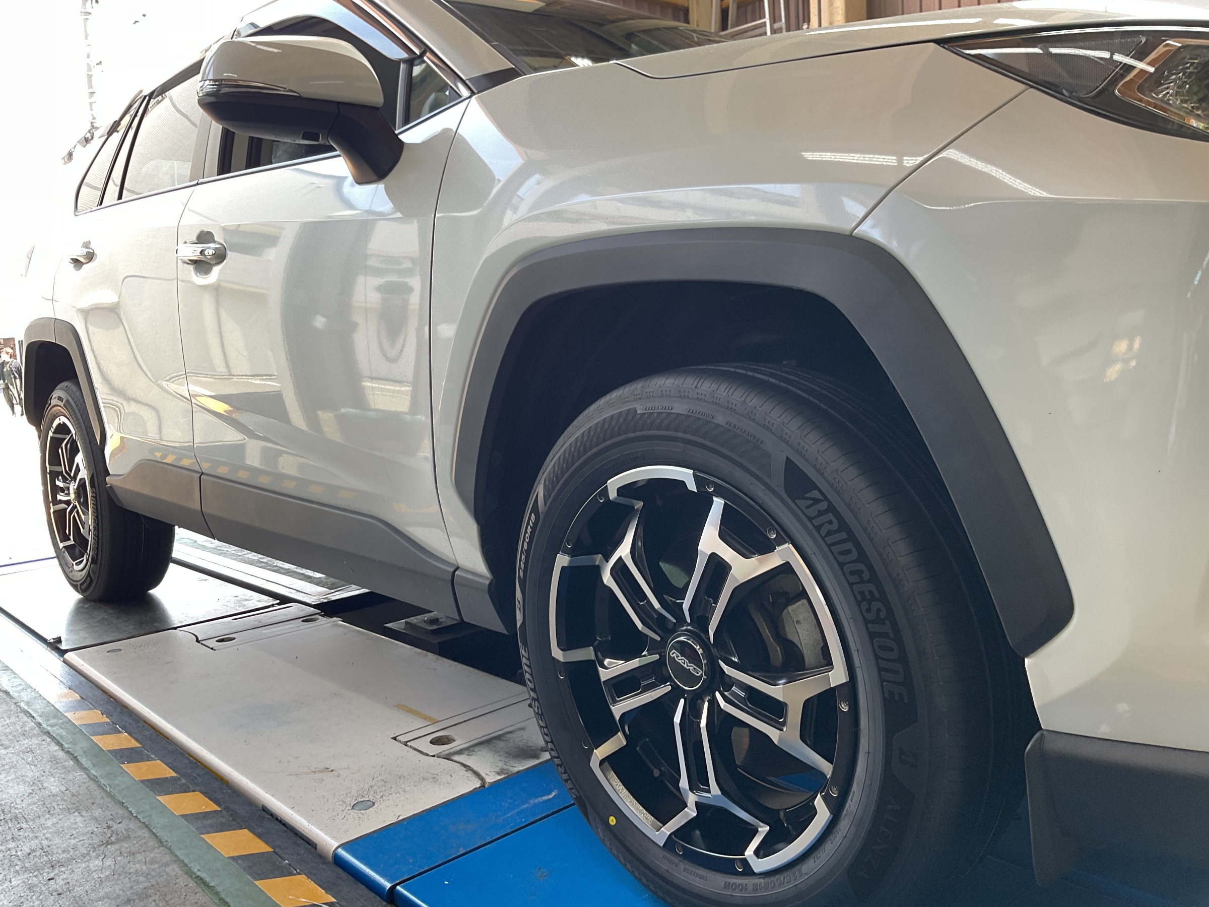 RAV4 タイヤ交換 225/60R18 アライメント調整も一緒に | 店舗おススメ