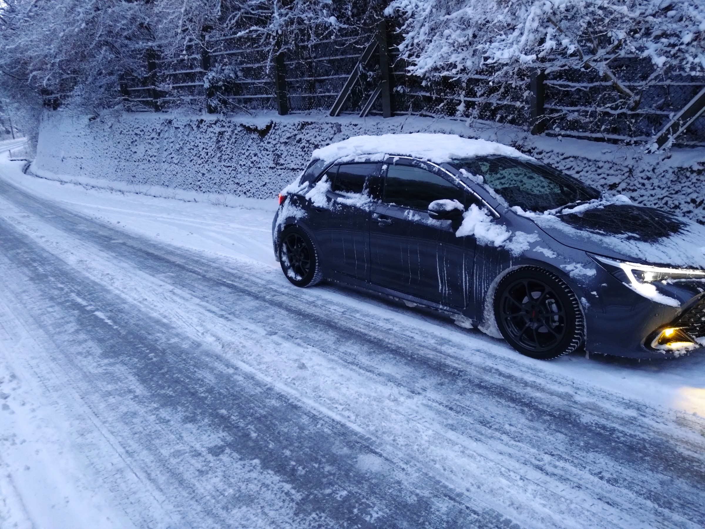 （幅が75cmを超える路側帯は、その中に入って停車・駐車が可能。特に山間部や坂道では車両が緊急時に停まれる場所があります。画像の道路は反対側に歩道が設置されており歩行者の妨げにはならない。また、車両を停車してる場所から路肩まで75ｃｍ以上の間隔を取って停車している。）