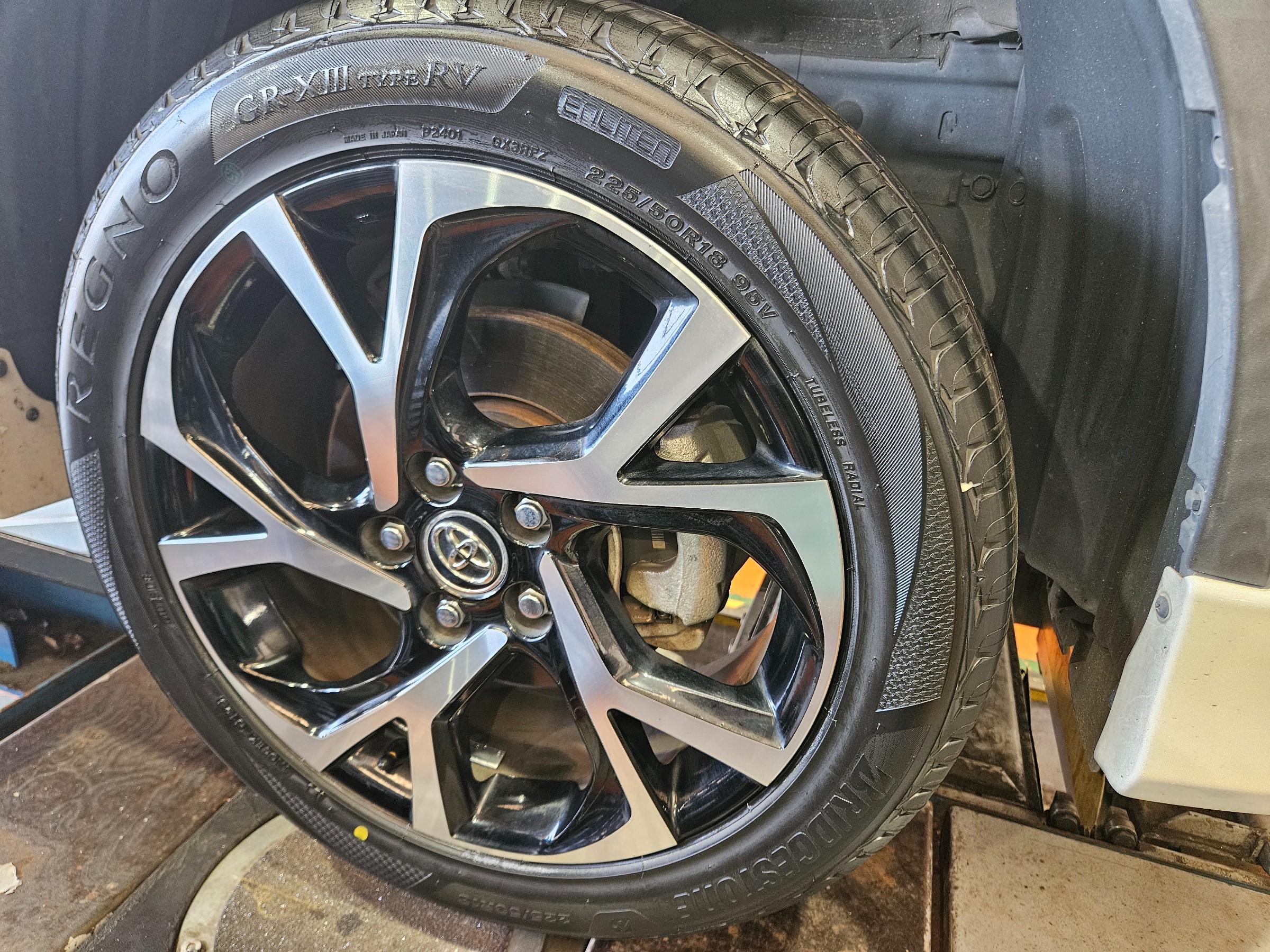 トヨタ C-HR】タイヤ交換作業 REGNO GR-XⅢTYPE RV 225/50R18 | 店舗お 