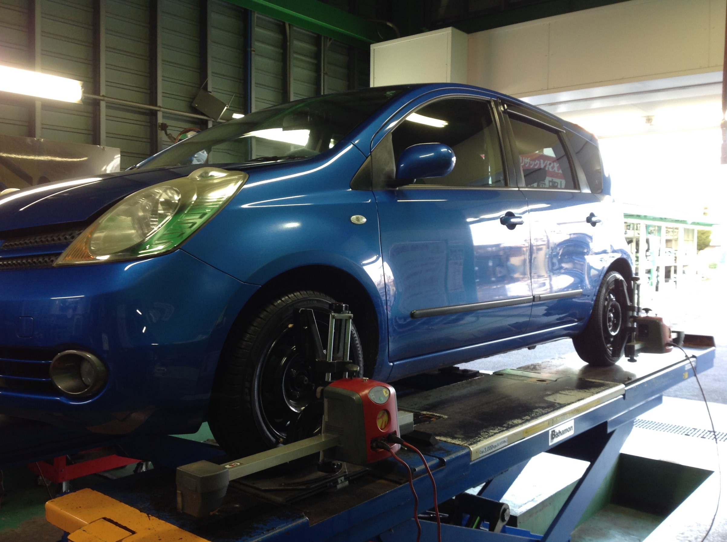 ノート タイヤ交換 アライメント サービス事例 タイヤ館 勝田台 千葉県のタイヤ カー用品ショップ タイヤからはじまる トータルカーメンテナンス タイヤ館グループ