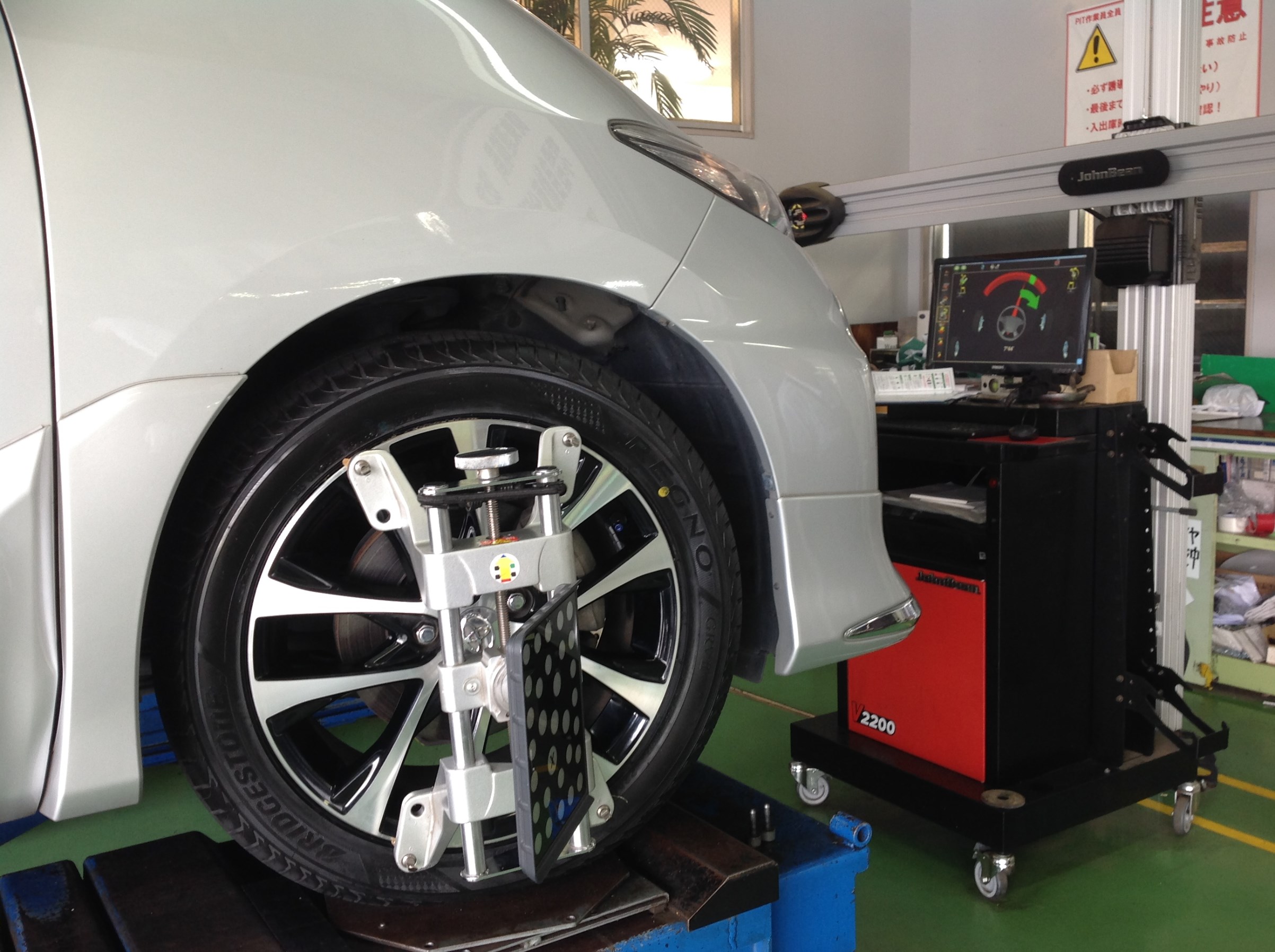 Toyota エスティマ タイヤ交換 トヨタ エスティマ サービス事例 タイヤ館 西船橋 千葉県のタイヤ カー用品ショップ タイヤからはじまる トータルカーメンテナンス タイヤ館グループ