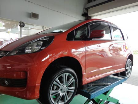 ホンダ フィットｒｓ タイヤ交換 作業紹介 タイヤ館 茅ケ崎 神奈川県のタイヤ カー用品ショップ タイヤからはじまる トータルカーメンテナンス タイヤ館グループ