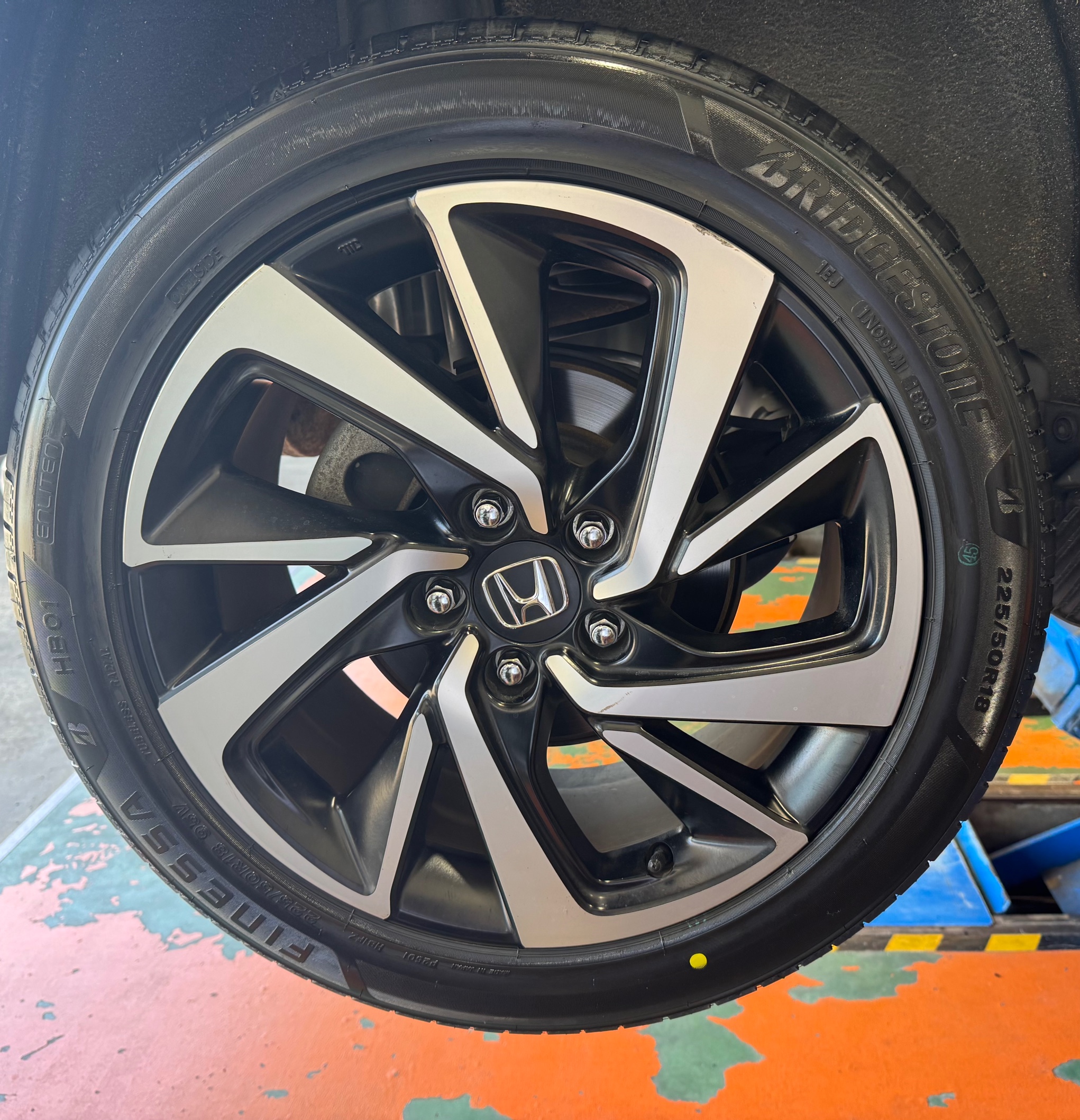 ホンダ ヴェゼル】 タイヤ交換 FINESSA（フィネッサ） HB01 225/50R18