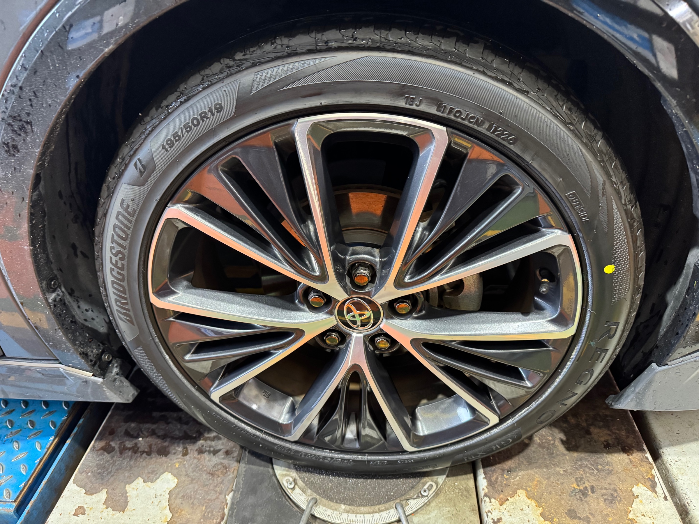 トヨタ 60プリウス】新品タイヤ交換 レグノGR-XⅢ 195/50R19