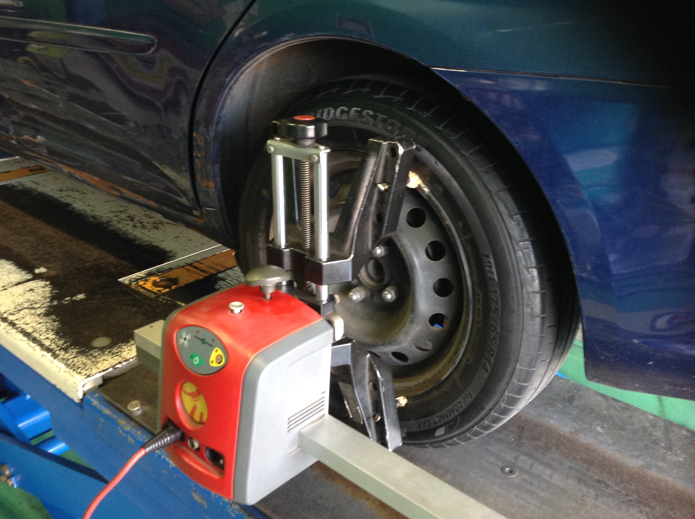 タイヤ側面の傷点検 サービス事例 タイヤ館 勝田台 千葉県のタイヤ カー用品ショップ タイヤからはじまる トータルカーメンテナンス タイヤ 館グループ