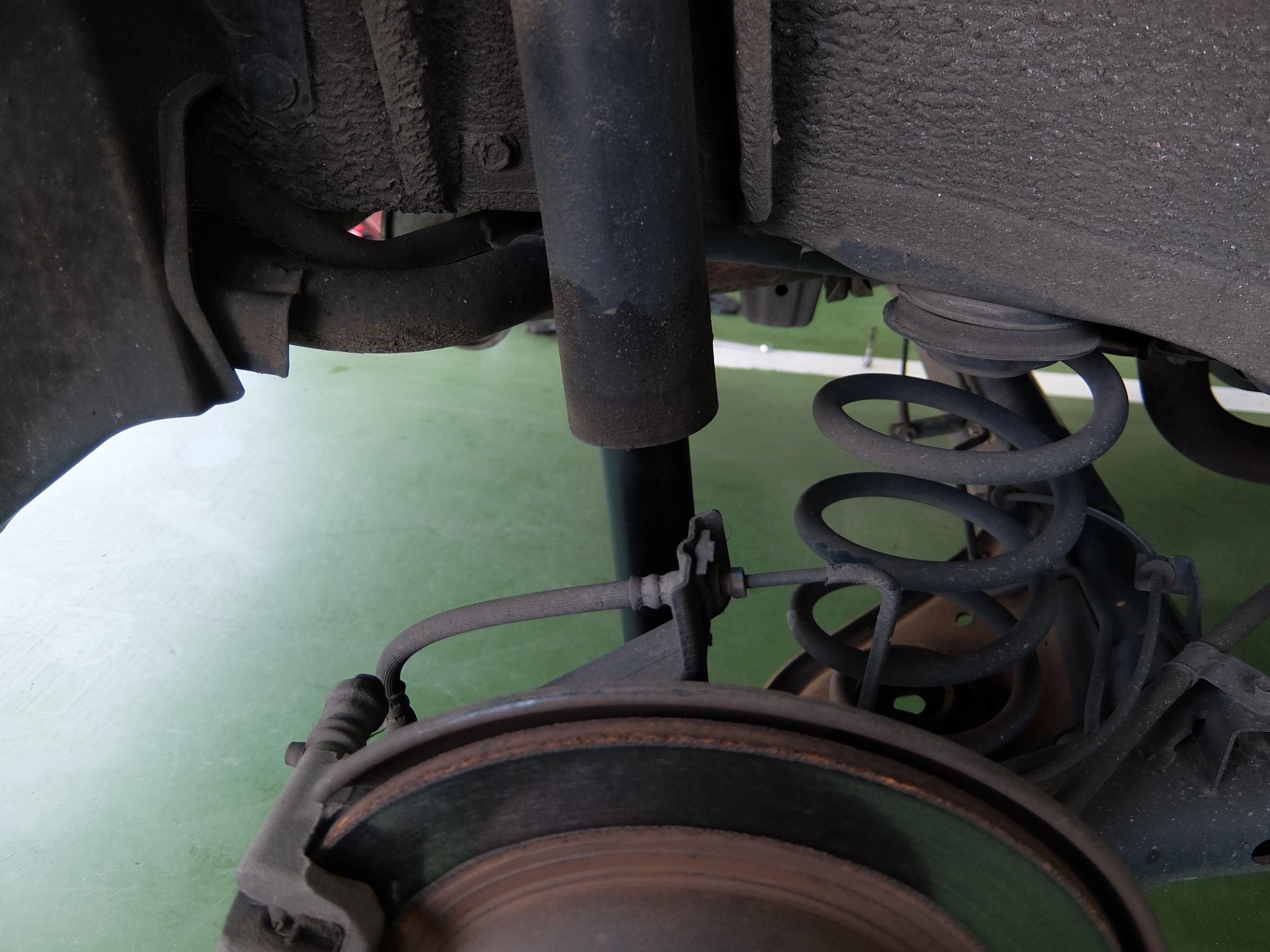 日産 セレナ C25 リヤ ショック交換 日産 セレナ その他 パーツ取付 サスペンション取付 サービス事例 タイヤ館 うしく上柏田 茨城県のタイヤ カー用品ショップ タイヤからはじまる トータルカーメンテナンス タイヤ館グループ