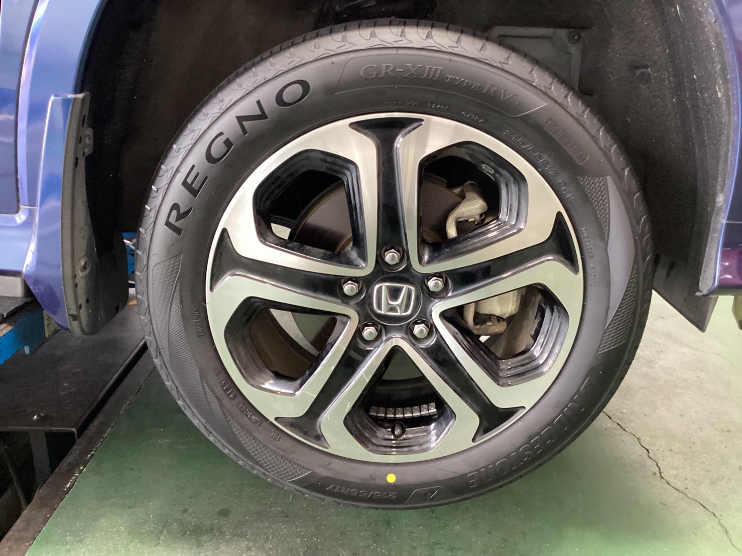 HONDA ヴェゼル』新品タイヤ交換作業 REGNO GR-XⅢ TYPE RV | 店舗お