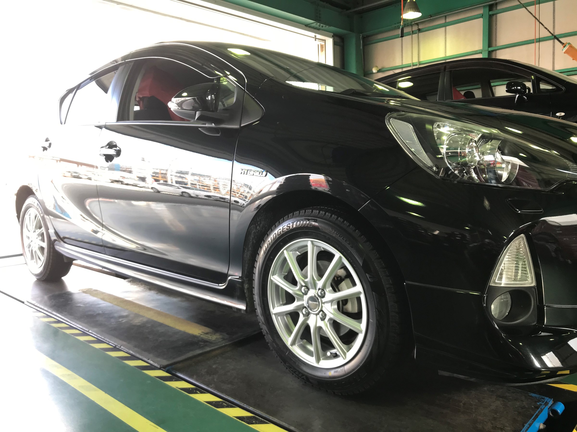 スタッドレス取り付けできますよ トヨタ アクア サービス事例 タイヤ館 津 愛知県 三重県のタイヤ カー用品ショップ タイヤからはじまる トータルカーメンテナンス タイヤ館グループ