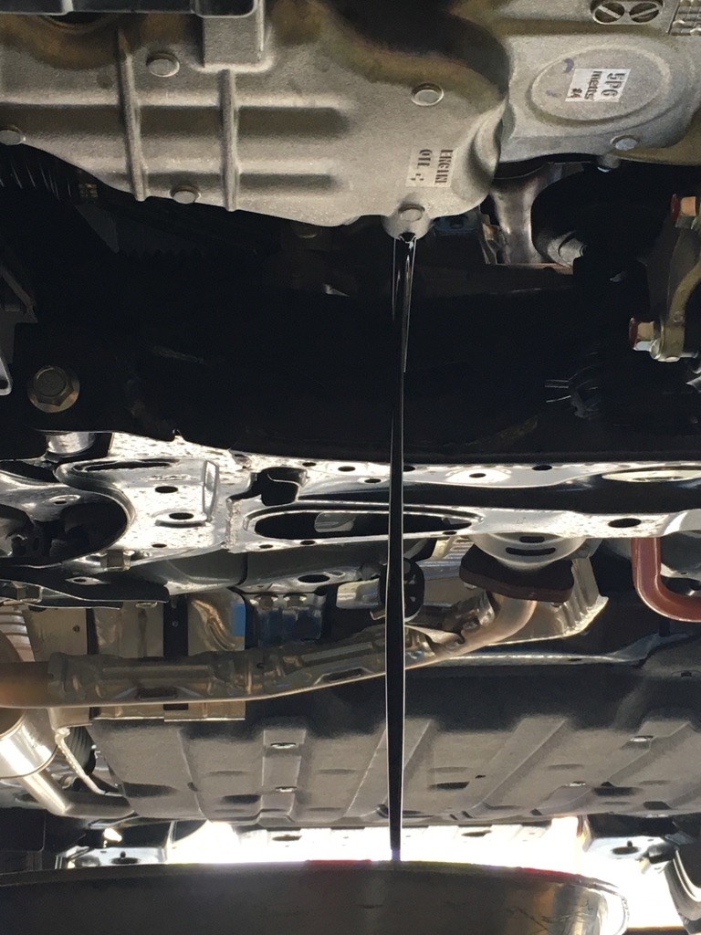 ホンダ ヴェゼル オイル交換 ホンダ ヴェゼルハイブリッド メンテナンス商品 オイル関連 エンジンオイル交換 サービス事例 タイヤ館 日永 愛知県 三重県のタイヤ カー用品ショップ タイヤからはじまる トータルカーメンテナンス タイヤ館グループ
