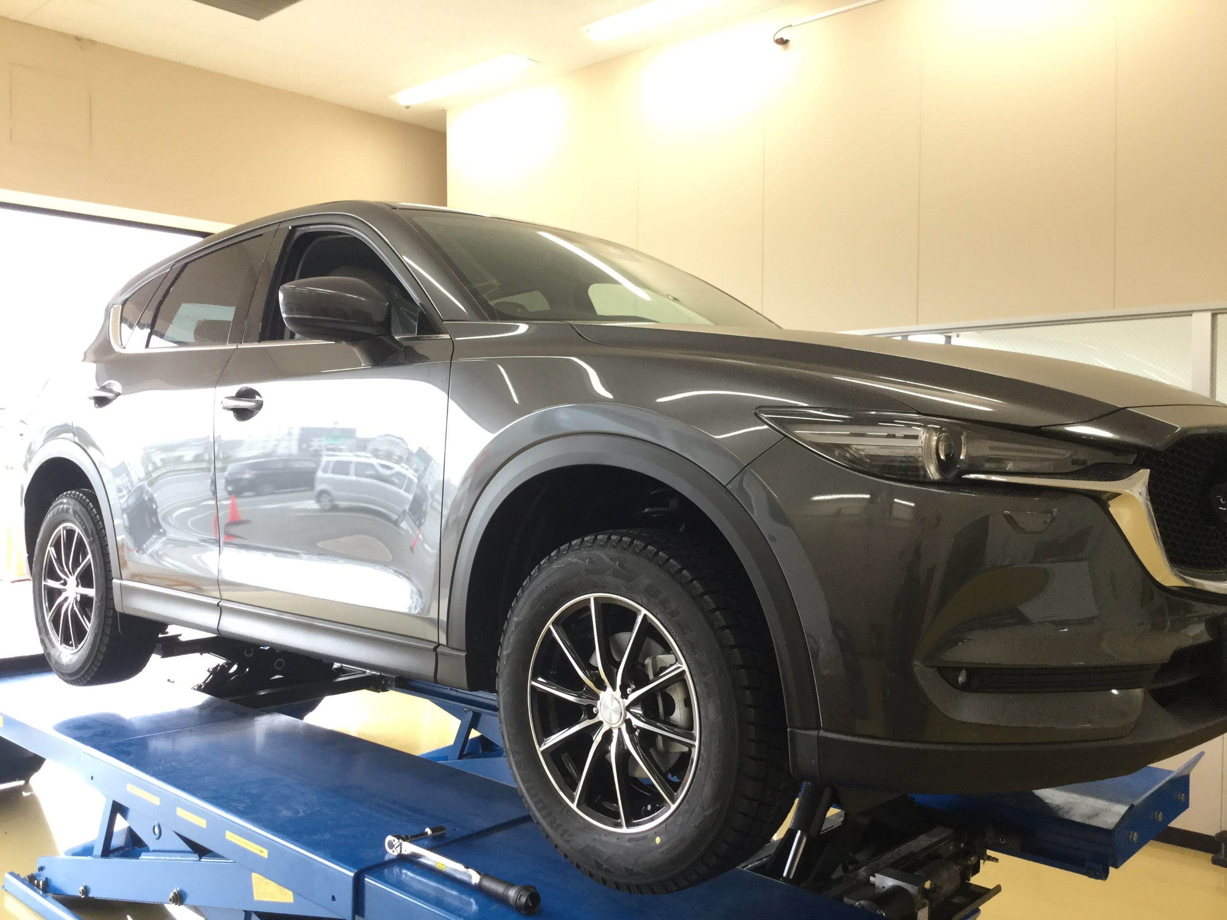 Cx 5 スタッドレスタイヤへ履き替え マツダ Rx 7 サービス事例 タイヤ館 イオンタウン稲毛長沼 タイヤからはじまる トータルカーメンテナンス タイヤ館グループ
