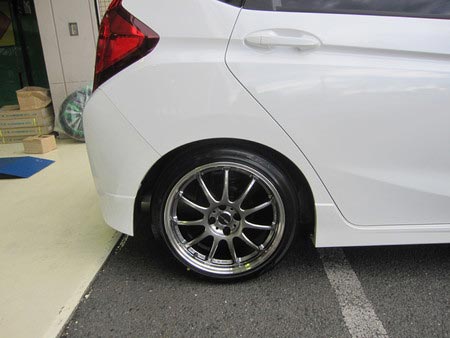 ｆｉｔ3にホイル 足回り交換 ホンダ フィット ホイール パーツ取付 サスペンション取付 サービス事例 タイヤ館 奈良 奈良県のタイヤ カー用品ショップ タイヤからはじまる トータルカーメンテナンス タイヤ館グループ