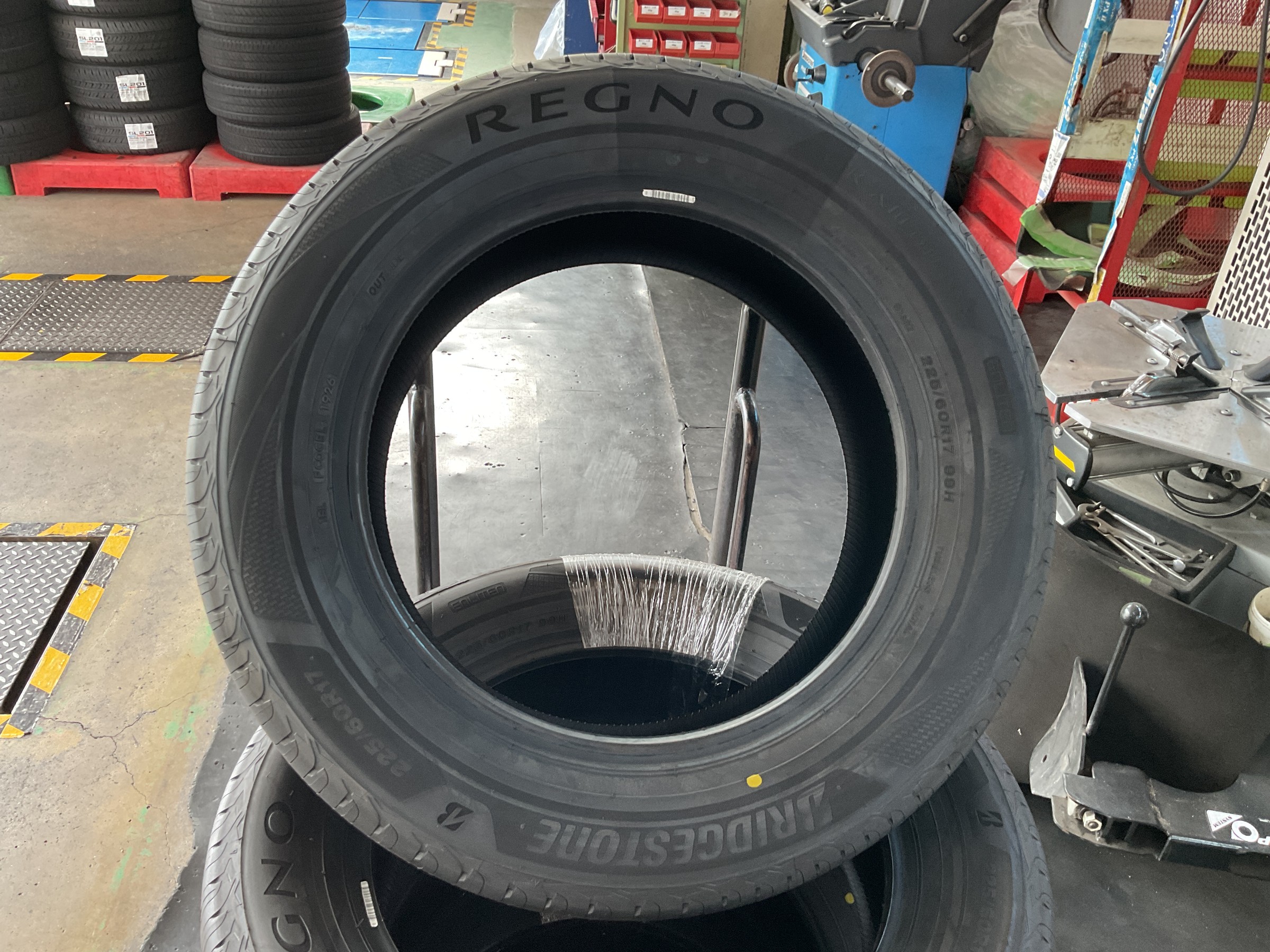 アルファード タイヤ交換 225/60R17 | 店舗おススメ情報 | タイヤ館