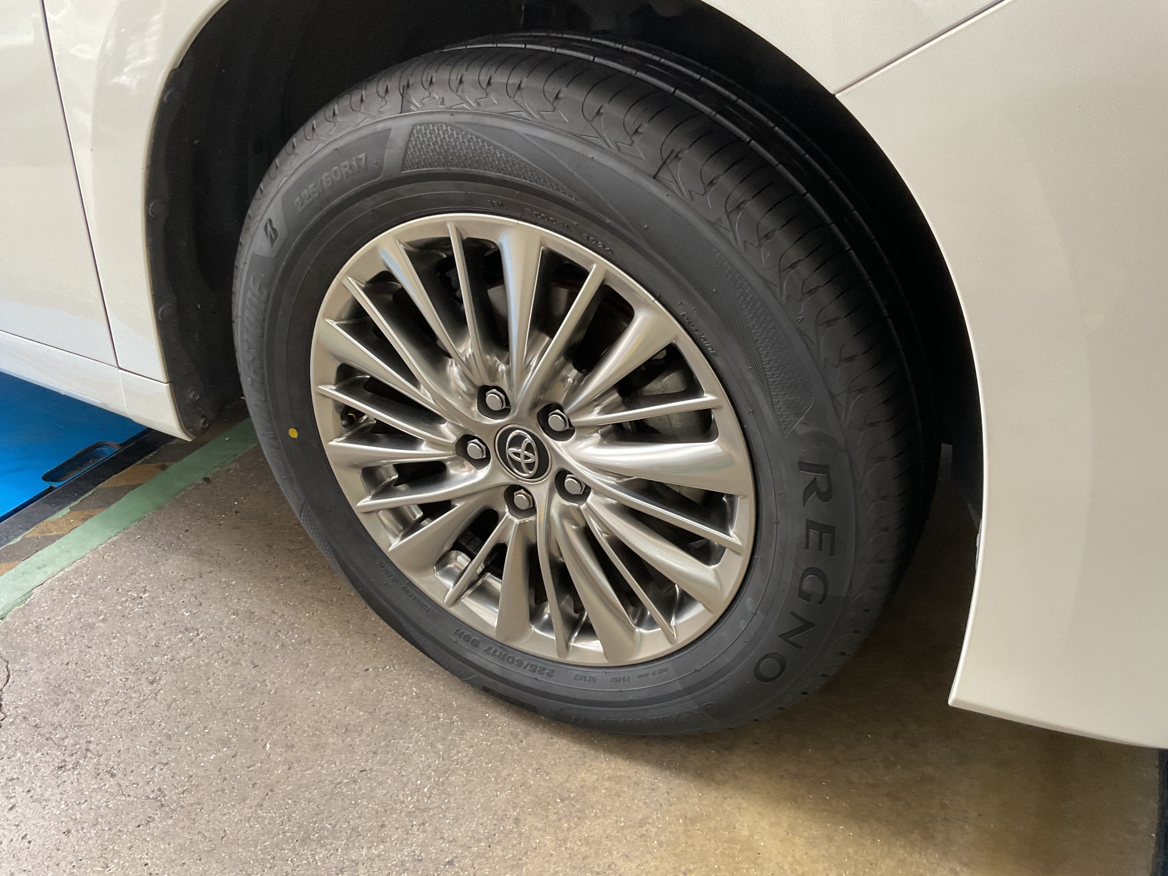 アルファード タイヤ交換 225/60R17 | 店舗おススメ情報 | タイヤ館