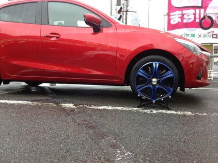 赤い車に赤いホイール 作業紹介 タイヤ館 森町通り タイヤからはじまる トータルカーメンテナンス タイヤ館グループ