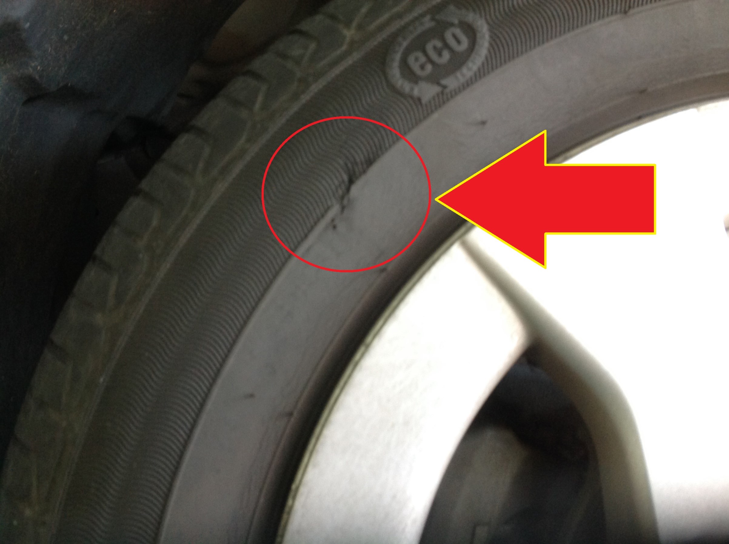 タイヤ側面に傷、あり！