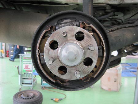 ブレーキオイル漏れ修理です サービス事例 タイヤ館 阿見 茨城県のタイヤ カー用品ショップ タイヤからはじまる トータルカーメンテナンス タイヤ館グループ