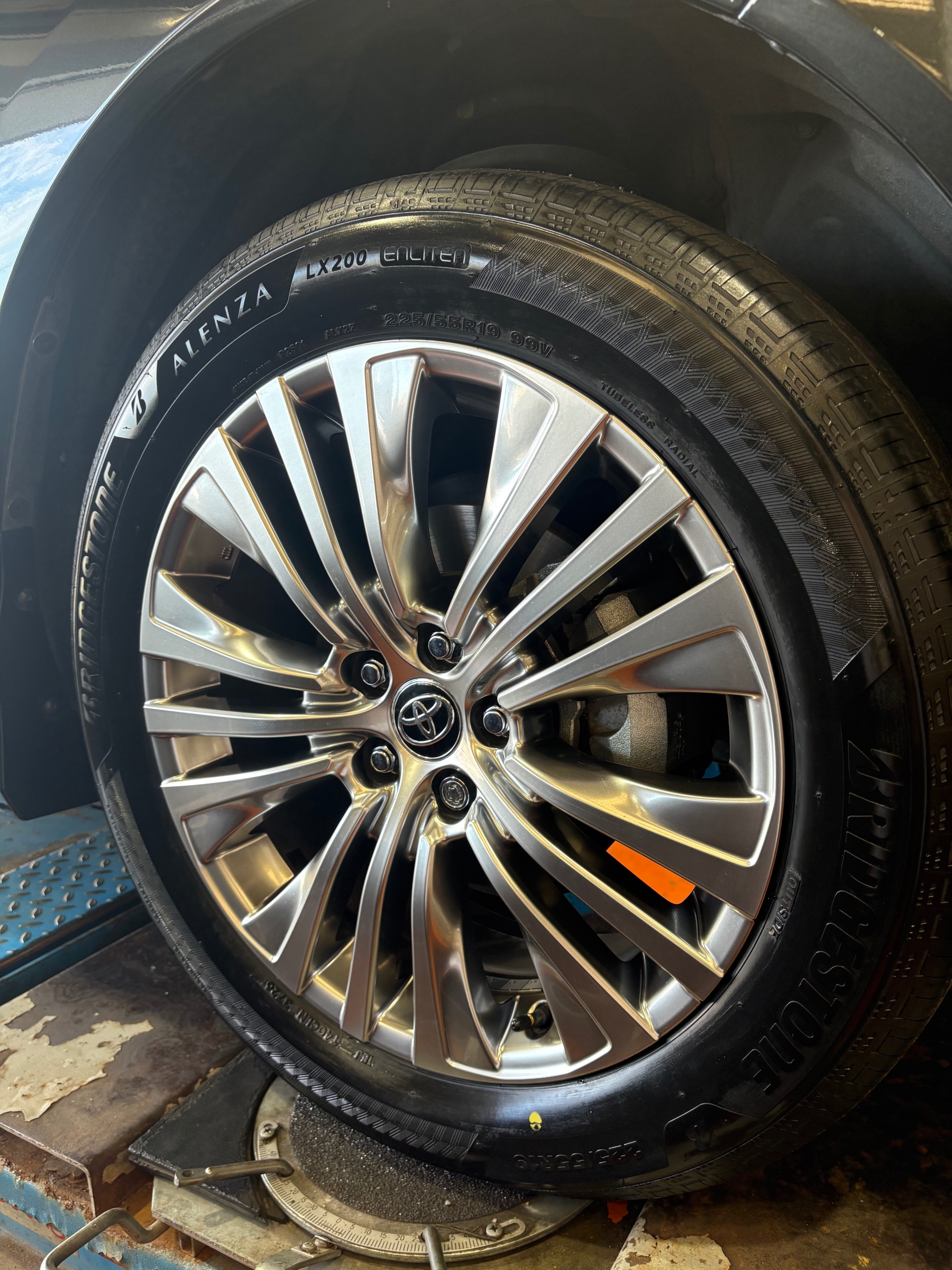 トヨタ ハリアー】タイヤ交換作業 ALENZA LX200 225/55R19 | 店舗お