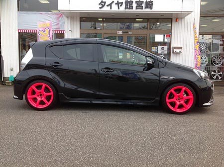 蛍光ピンク ｇｚ仕様 トヨタ アクア ホイール タイヤ ホイール関連 タイヤ ホイール交換 サービス事例 タイヤ館 宮崎 タイヤからはじまる トータルカーメンテナンス タイヤ館グループ