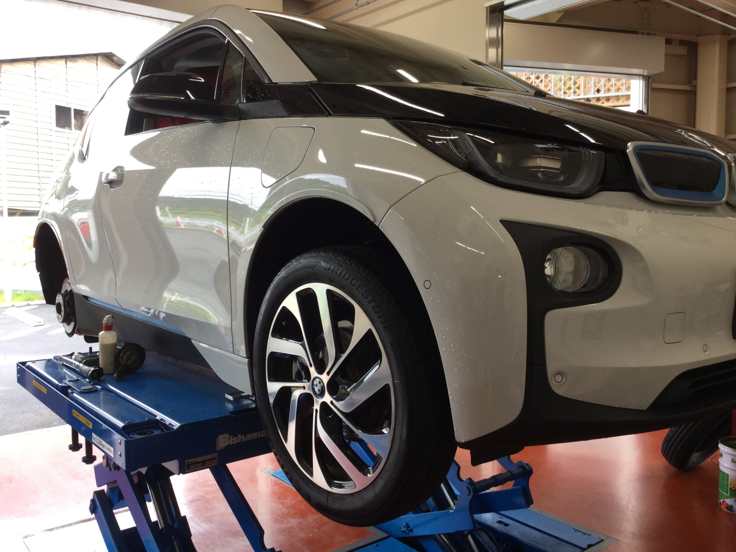 Bmw I3にブリヂストン次世代低燃費タイヤオロジック装着 Bmw タイヤ タイヤ ホイール関連 タイヤ ホイール交換 葉山店のスタッフ日記 タイヤ館 葉山 タイヤからはじまる トータルカーメンテナンス タイヤ館グループ