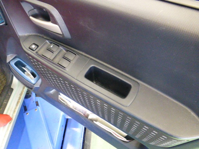 三菱 H81W eKワゴン】 パワーウインドウスイッチの交換を行いまし