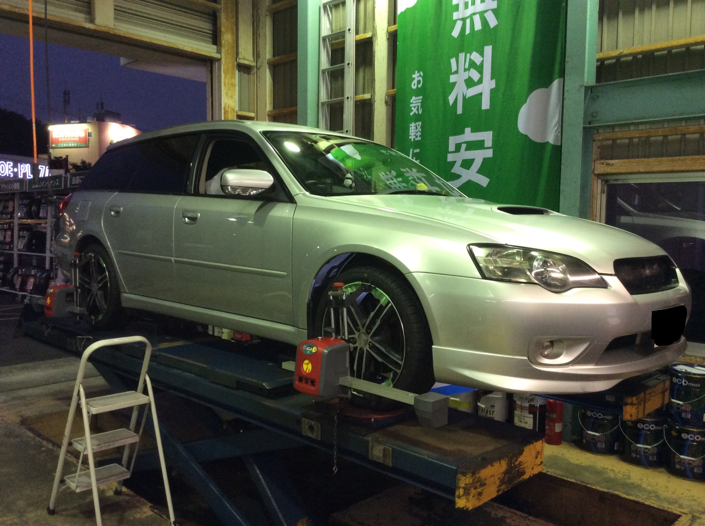 レガシィツーリングワゴン タイヤ交換とアライメント スバル レガシィツーリングワゴン タイヤ タイヤ ホイール関連 4輪トータルアライメント調整 サービス事例 タイヤ館 生駒 奈良県のタイヤからはじまる トータルカーメンテナンス タイヤ館グループ