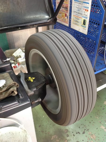 タイヤ バランス測定と調整 サービス事例 タイヤ館 野田 千葉県のタイヤ カー用品ショップ タイヤからはじまる トータルカーメンテナンス タイヤ館グループ