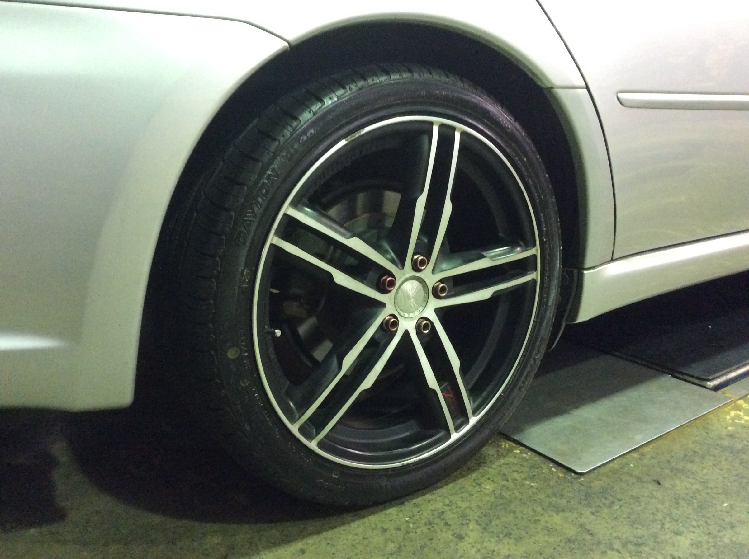 レガシィツーリングワゴン タイヤ交換とアライメント スバル レガシィツーリングワゴン タイヤ タイヤ ホイール関連 4輪トータルアライメント調整 サービス事例 タイヤ館 生駒 奈良県のタイヤからはじまる トータルカーメンテナンス タイヤ館グループ