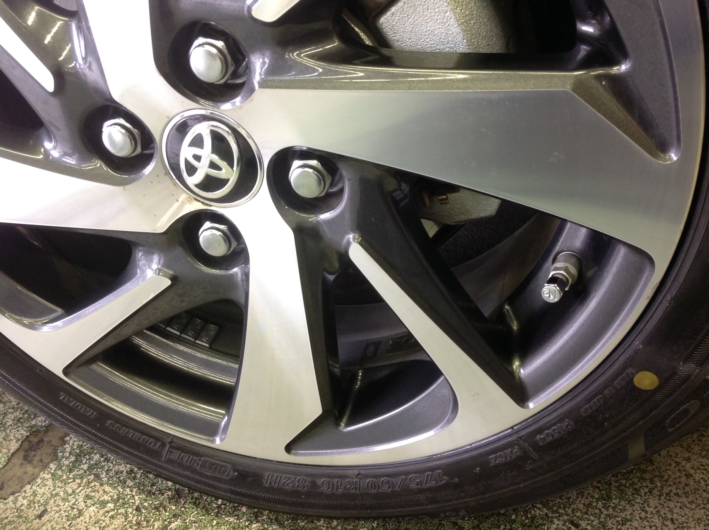 アクア Tpms タイヤ空気圧センサー 装着 トヨタ アクア メンテナンス商品 サービス事例 タイヤ館 三鷹 東京都のタイヤ カー用品ショップ タイヤからはじまる トータルカーメンテナンス タイヤ館グループ